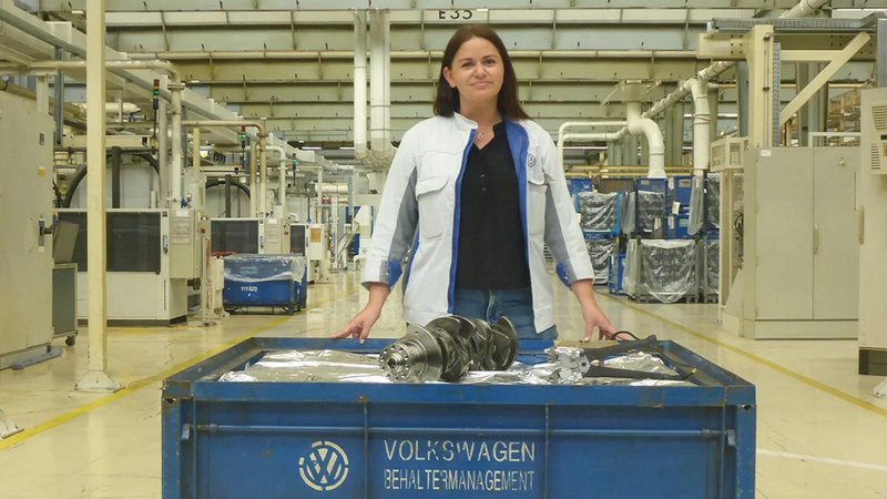 Langzeitlagerung von Kurbelwellen bei VW Frau Mirela Nowak mit Langzeitlagerverpackung bei VW